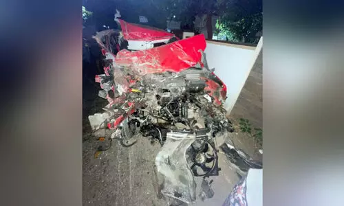 ടൂ​റി​സ്റ്റ് ബ​സും കാ​റും  കൂ​ട്ടി​യി​ടി​ച്ച് 10 പേ​ര്‍ക്ക് പ​രി​ക്ക്