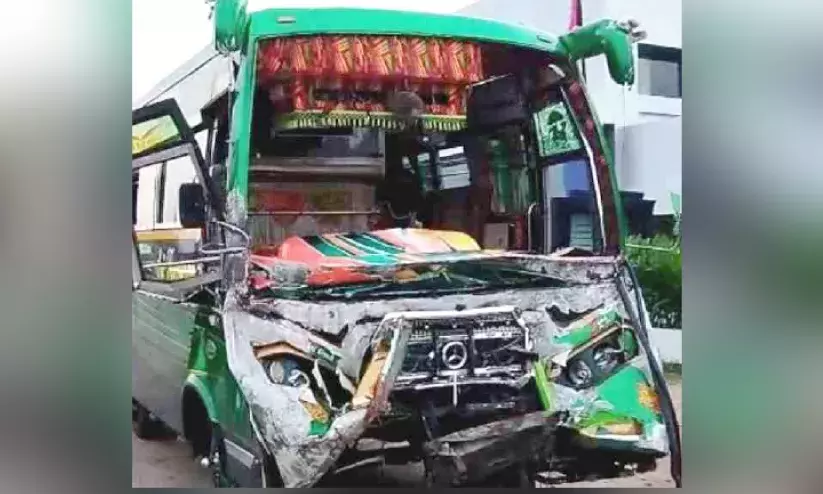 ത​ലോ​റി​ൽ ലോ​റി​ക്ക് പി​റ​കി​ൽ ടൂ​റി​സ്റ്റ് ബ​സി​ടി​ച്ച് 23 പേ​ര്‍ക്ക് പ​രി​ക്ക്