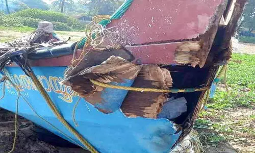 ഇ​ടി​മി​ന്ന​ലി​ൽ ഫൈ​ബ​ർ വ​ഞ്ചി ത​ക​ർ​ന്നു