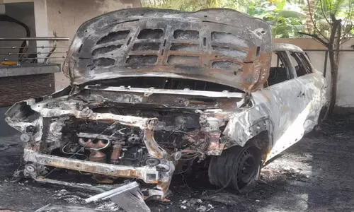 പോർച്ചിൽ കിടന്ന കാർകത്തി നശിച്ചു