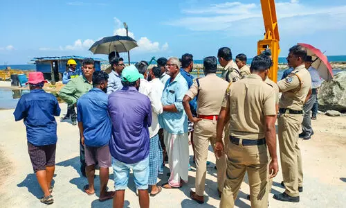 മുതലപ്പൊഴി മണൽ നീക്കം ഉദ്യോഗസ്ഥ സംഘത്തെ സി.ഐ.ടി.യു പ്രവർത്തകർ തടഞ്ഞു
