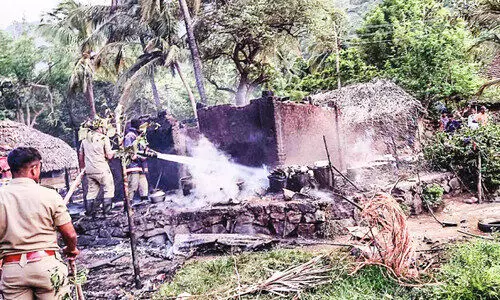 പറത്തോട് ആദിവാസി കോളനിയിൽ മൂന്ന് ഓലക്കുടിലുകൾ കത്തിനശിച്ചു