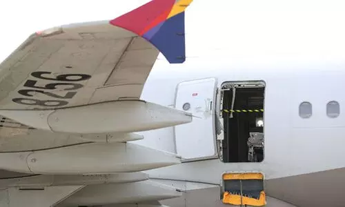 യാ​ത്ര​ക്കാ​ര​ൻ  എ​മ​ർ​ജ​ൻ​സി വാ​തി​ൽ തു​റ​ന്നു; വി​മാ​നം ര​ക്ഷ​പ്പെ​ട്ട​ത് ത​ല​നാ​രി​ഴ​ക്ക്