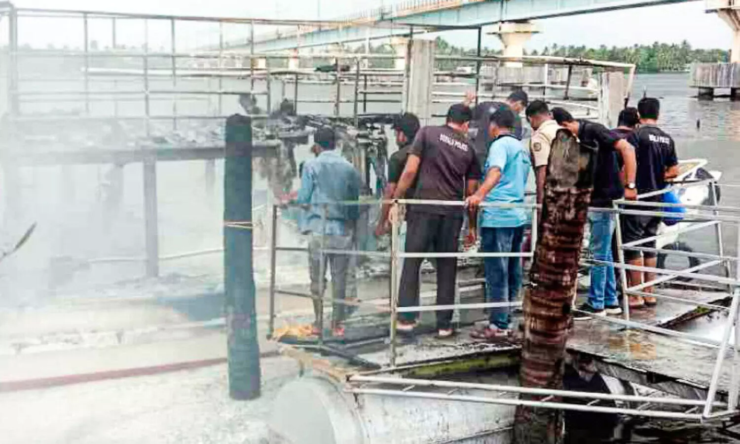 ടൂറിസ്റ്റ് ബോട്ട് കത്തിനശിച്ചു; ആറ് ലക്ഷത്തിലേറെ രൂപയുടെ നഷ്ടം