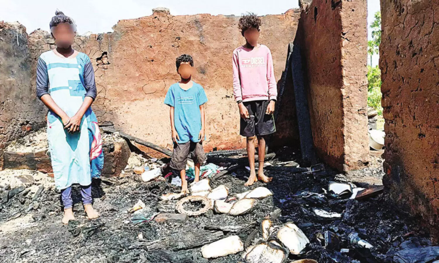 പറത്തോട് ആദിവാസി കോളനിയിലെ തീപിടിത്തം: കിടപ്പാടമില്ലാതായത് ആറ് കുടുംബങ്ങൾക്ക്