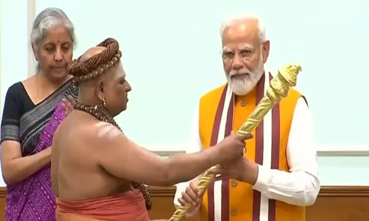 പുതിയ പാർലമെന്‍റ് മന്ദിരം; മോദിക്ക് ചെങ്കോൽ സമ്മാനിച്ച് സന്ന്യാസിമാർ