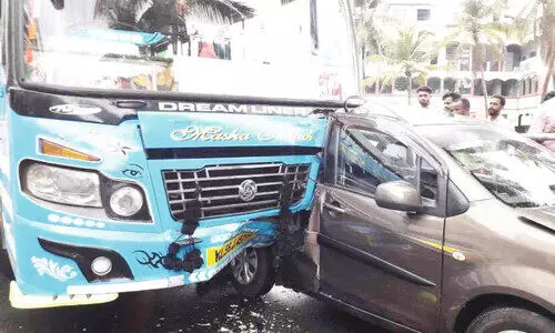 താനൂരിൽ ബസ് നിർത്തിയിട്ട കാറിലിടിച്ച് കയറി