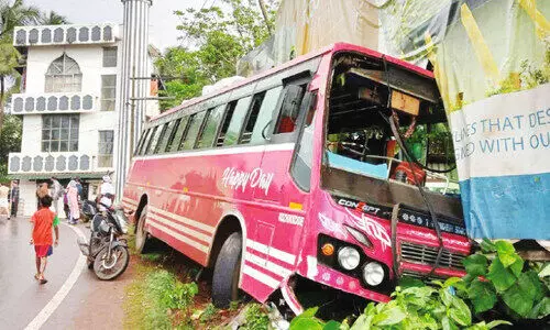 പാലച്ചിറമാട് വളവിൽ ബസ് പാതയോരത്തേക്ക് ഇടിച്ചുകയറി