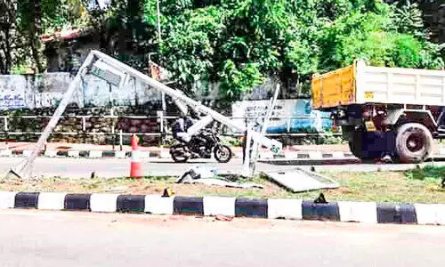 അടൂരിൽ ടിപ്പറിടിച്ച് എ.ഐ കാമറ തകർന്നു