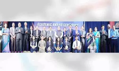 ഇ​ന്ത്യ​ൻ സ്‌​കൂ​ൾ ടോ​പ്പ​ർ​മാ​രെ ആ​ദ​രി​ച്ചു