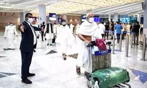 തീ​ർ​ഥാ​ട​ക​ർ വി​മാ​ന​ത്താ​വ​ള​ത്തി​ൽ ഭാ​ര​മു​ള്ള ല​ഗേ​ജു​ക​ൾ സ്വ​യം വ​ഹി​ക്കേ​ണ്ട​തി​ല്ല