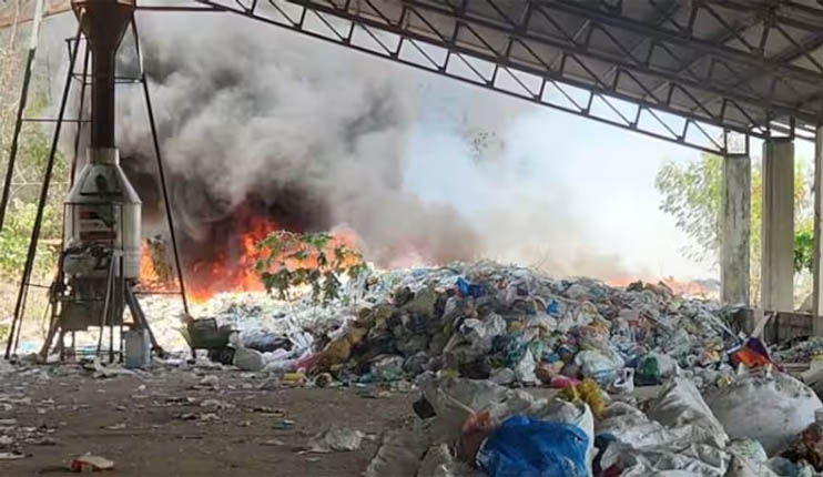 കാഞ്ഞങ്ങാട് നഗരസഭയുടെ ട്രെഞ്ചിംഗ് ഗ്രൗണ്ടിലും തീപിടിത്തം: ഫയർഫോഴ്സെത്തി, തീയണക്കാൻ ശ്രമം