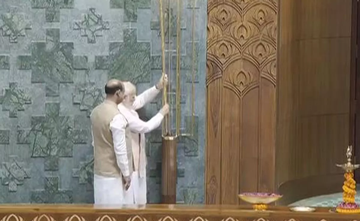 ചെങ്കോൽ സ്ഥാപിച്ച് പ്രധാനമന്ത്രി; പുതിയ പാർലമെന്റ് മന്ദിരം രാഷ്ട്രത്തിന് സമർപ്പിച്ചു