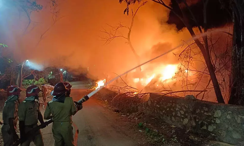 കണ്ണൂർ കോർപറേഷന്റെ ട്രഞ്ചിങ് ഗ്രൗണ്ടിൽ തീപിടിത്തം കണ്ണൂർ കോർപറേഷന്റെ ട്രഞ്ചിങ് ഗ്രൗണ്ടിൽ തീപിടിത്തം