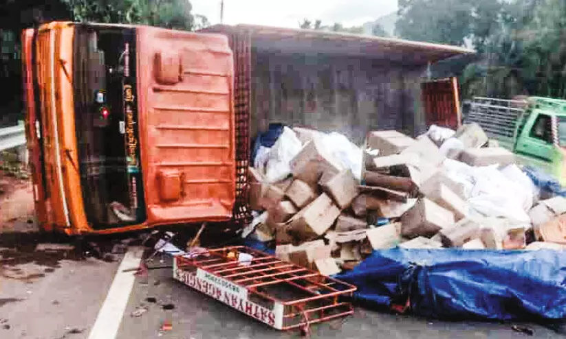 പാലക്കാട് -കോഴിക്കോട് ദേശീയപാതയിൽ ചരക്കുലോറി നിയന്ത്രണം വിട്ട് മറിഞ്ഞു പാലക്കാട് -കോഴിക്കോട് ദേശീയപാതയിൽ ചരക്കുലോറി നിയന്ത്രണം വിട്ട് മറിഞ്ഞു