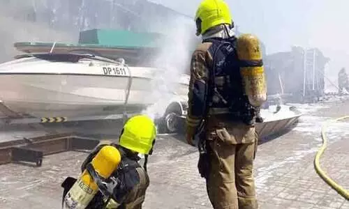 ബുർ ദുബൈ തുറമുഖത്ത്​ ബോട്ടിന്​ തീപ്പിടിച്ചു