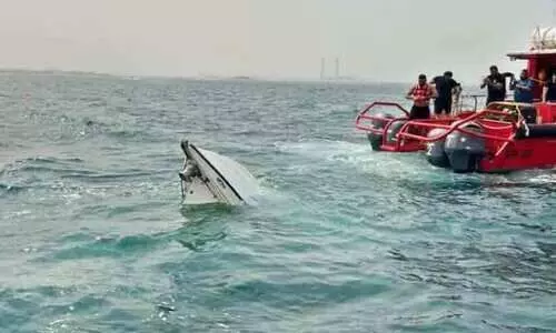 മു​ങ്ങി​യ മ​ത്സ്യ​ബ​ന്ധ​ന ബോ​ട്ടി​ൽ​നി​ന്നും ര​ണ്ടു​പേ​രെ ര​ക്ഷി​ച്ചു