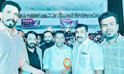 കെ.​എം.​സി.​സി ക​ണ്ണൂ​ർ ജി​ല്ല ക​മ്മി​റ്റി നി​വേ​ദ​നം ന​ൽ​കി