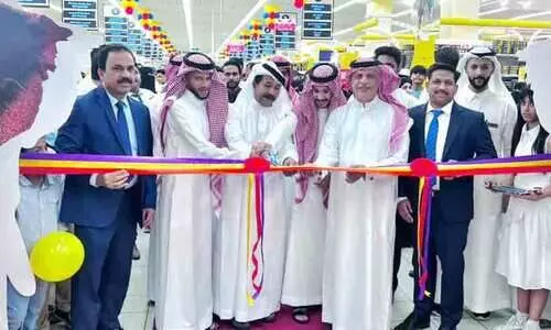 ക​ട​ൽ ക​ട​ന്ന് പൂ​രം;  കൗ​തു​ക​ക്കാ​ഴ്ച ഒ​രു​ക്കി അ​ൽ ഖോ​ബാ​ർ ലു​ലു​വി​ലെ ഷോ​പ്പി​ങ് ഫെ​സ്റ്റി​വ​ൽ വി​സ്മ​യ​മാ​യി