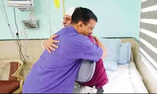ഡൽഹി ആശുപത്രിയിലെത്തി സത്യേന്ദർ ജെയിനിനെ കണ്ട് അരവിന്ദ് കെജ്‍രിവാൾ