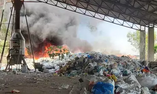 കാഞ്ഞങ്ങാട് നഗരസഭയുടെ ട്രെഞ്ചിംഗ് ഗ്രൗണ്ടിലും തീപിടിത്തം: ഫയർഫോഴ്സെത്തി, തീയണക്കാൻ ശ്രമം