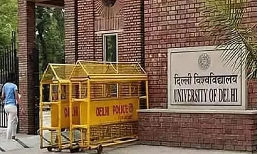 ഡൽഹി സർവകലാശാലയിൽ ഗാന്ധിജിക്ക് മുന്നിൽ സവർക്കർ