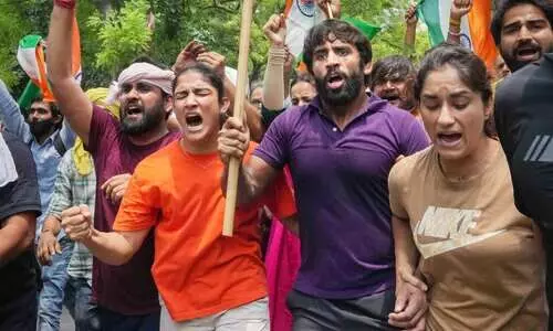 ‘പിടികൂടാൻ പുരുഷ പൊലീസുകാർ; പറ്റില്ലെന്നു പറഞ്ഞപ്പോൾ വനിത പൊലീസുമായെത്തി’