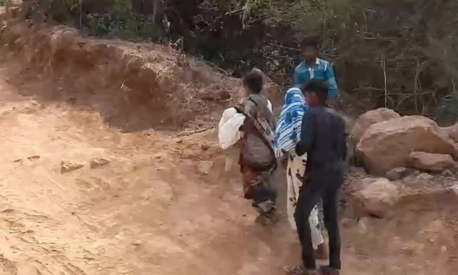 18 മാസം പ്രായമുള്ള കുഞ്ഞ് പാമ്പ് കടിയേറ്റ് മരിച്ചു; മൃതദേഹവുമായി അമ്മ നടന്നത് ആറ് കിലോമീറ്റർ