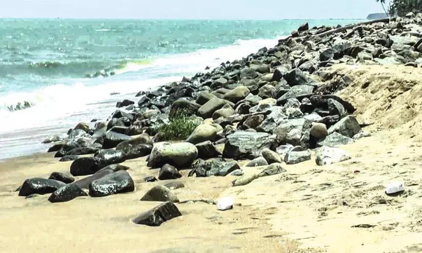 കാലവർഷമെത്തുന്നു; പൊന്നാനി തീരവാസികളുടെ മനസ്സിൽ കടലിരമ്പം കാലവർഷമെത്തുന്നു; പൊന്നാനി തീരവാസികളുടെ മനസ്സിൽ കടലിരമ്പം