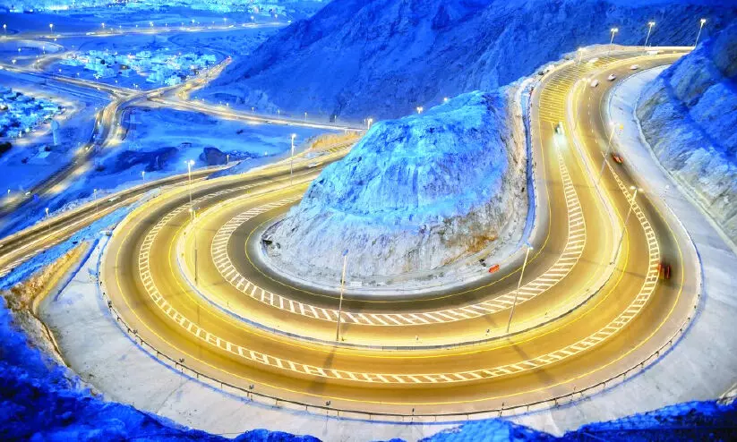 വെള്ളിവെളിച്ചത്തിൽ മിന്നിത്തിളങ്ങി മസ്കത്ത് വെള്ളിവെളിച്ചത്തിൽ മിന്നിത്തിളങ്ങി മസ്കത്ത്