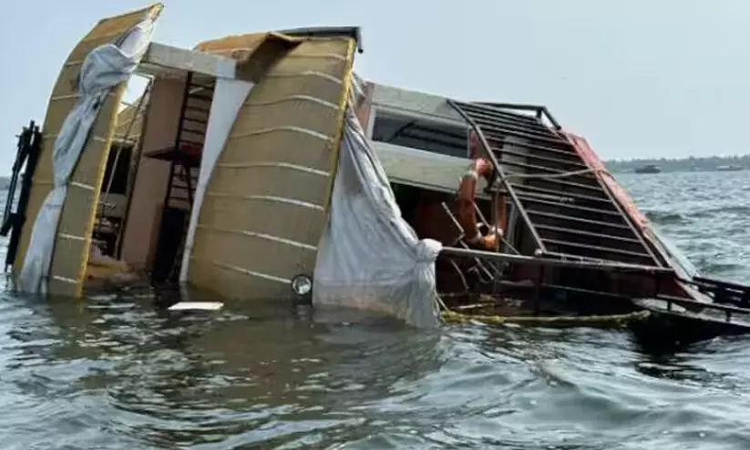 ആലപ്പുഴയിൽ മൂന്ന് യാത്രക്കാരുമായി പോയ ഹൗസ് ബോട്ട് മുങ്ങി ആലപ്പുഴയിൽ മൂന്ന് യാത്രക്കാരുമായി പോയ ഹൗസ് ബോട്ട് മുങ്ങി
