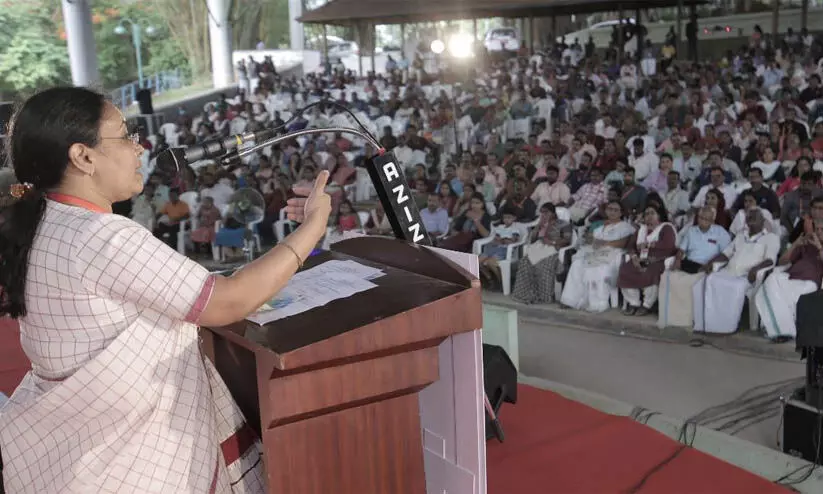 രാജ്യത്തെ മാധ്യമങ്ങളെ മൂലധന കമ്പോളം നിയന്ത്രിക്കുന്നുവെന്ന് വീണ ജോർജ് രാജ്യത്തെ മാധ്യമങ്ങളെ മൂലധന കമ്പോളം നിയന്ത്രിക്കുന്നുവെന്ന് വീണ ജോർജ്