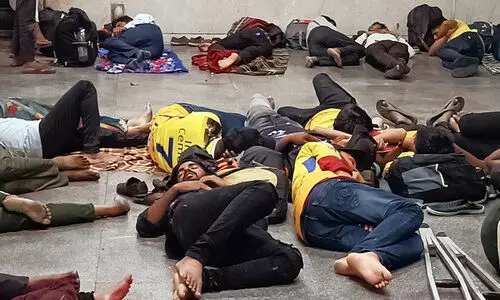 കളി കാണാനെത്തി റെയിൽവേ സ്റ്റേഷനിൽ അന്തിയുറങ്ങി ചെന്നൈ ആരാധകർ; നന്ദി പറഞ്ഞ് താരങ്ങൾ