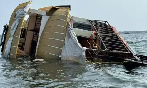 ആലപ്പുഴയിൽ മൂന്ന് യാത്രക്കാരുമായി പോയ ഹൗസ് ബോട്ട് മുങ്ങി