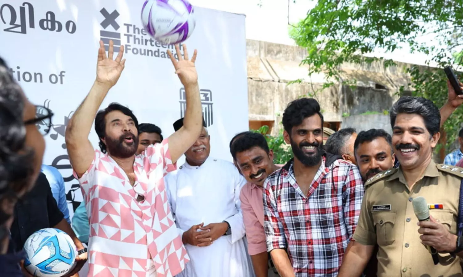 മമ്മൂട്ടി പന്ത് തട്ടി; ഗോത്ര വിഭാഗത്തിലെ കുട്ടികളെ ഫുട്ബാൾ പരിശീലിപ്പിക്കാൻ കൈകോർത്ത് കായിക താരങ്ങളും കെയർ ആൻഡ് ഷെയർ ഫൗണ്ടേഷനും