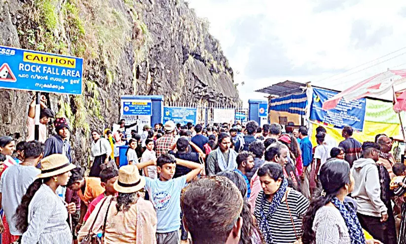 ഇടുക്കി അണക്കെട്ട്​ കാണാൻ സഞ്ചാരികളേ​​​​റെ; സൗക​ര്യം പരിമിതം