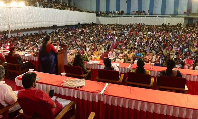 ഫാഷിസ്റ്റ് ആക്രമണങ്ങളെ ചെറുത്ത് തോൽപ്പിക്കാൻ സ്ത്രീകൾ കരുത്താർജിക്കണമെന്ന് പി.കെ ശ്രീമതി