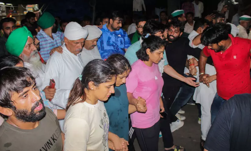 ഗുസ്തി താരങ്ങളുടെ ചങ്കുറപ്പിൽ പതറി കേന്ദ്രം ഗുസ്തി താരങ്ങളുടെ ചങ്കുറപ്പിൽ പതറി കേന്ദ്രം