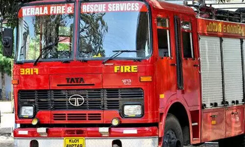 മരത്തില്‍ ബോധരഹിതനായി മധ്യവയസ്‌കൻ; താഴെയിറക്കി അഗ്നിരക്ഷാസേന