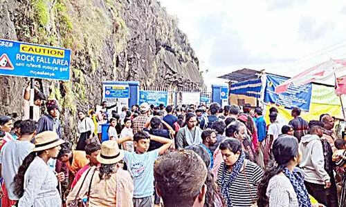 ഇടുക്കി അണക്കെട്ട്​ കാണാൻ സഞ്ചാരികളേ​​​​റെ; സൗക​ര്യം പരിമിതം