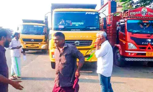 ഇടത് സഹയാത്രികന്‍റെ കമ്പനിക്കായി നിലം നികത്താനെത്തിയ ലോറികൾ സി.പി.എം പ്രവർത്തകർ തടഞ്ഞു