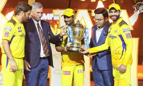 കിരീടം സ്വീകരിക്കാൻ ജദേജയെയും റായുഡുവിനെയും ക്ഷണിച്ച് ധോണി; ക്യാപ്റ്റൻ കൂളിന് കൈയടിച്ച് ആരാധകർ