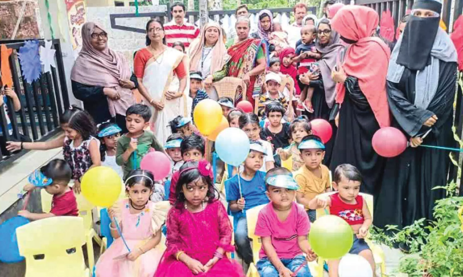 പുഞ്ചിരിച്ച്, കണ്ണുനിറഞ്ഞ്