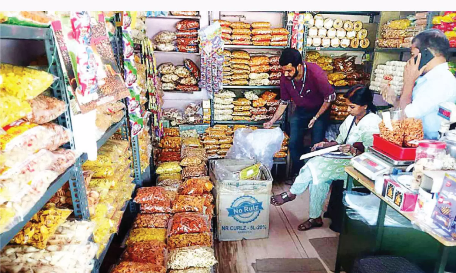 വി​ദ്യാ​ല​യ​ങ്ങ​ൾ തു​റ​ക്ക​ൽ വ്യാ​പാ​ര​സ്ഥാ​പ​ന​ങ്ങ​ളി​ൽ പ​രി​ശോ​ധ​ന​ ന​ട​ത്തി