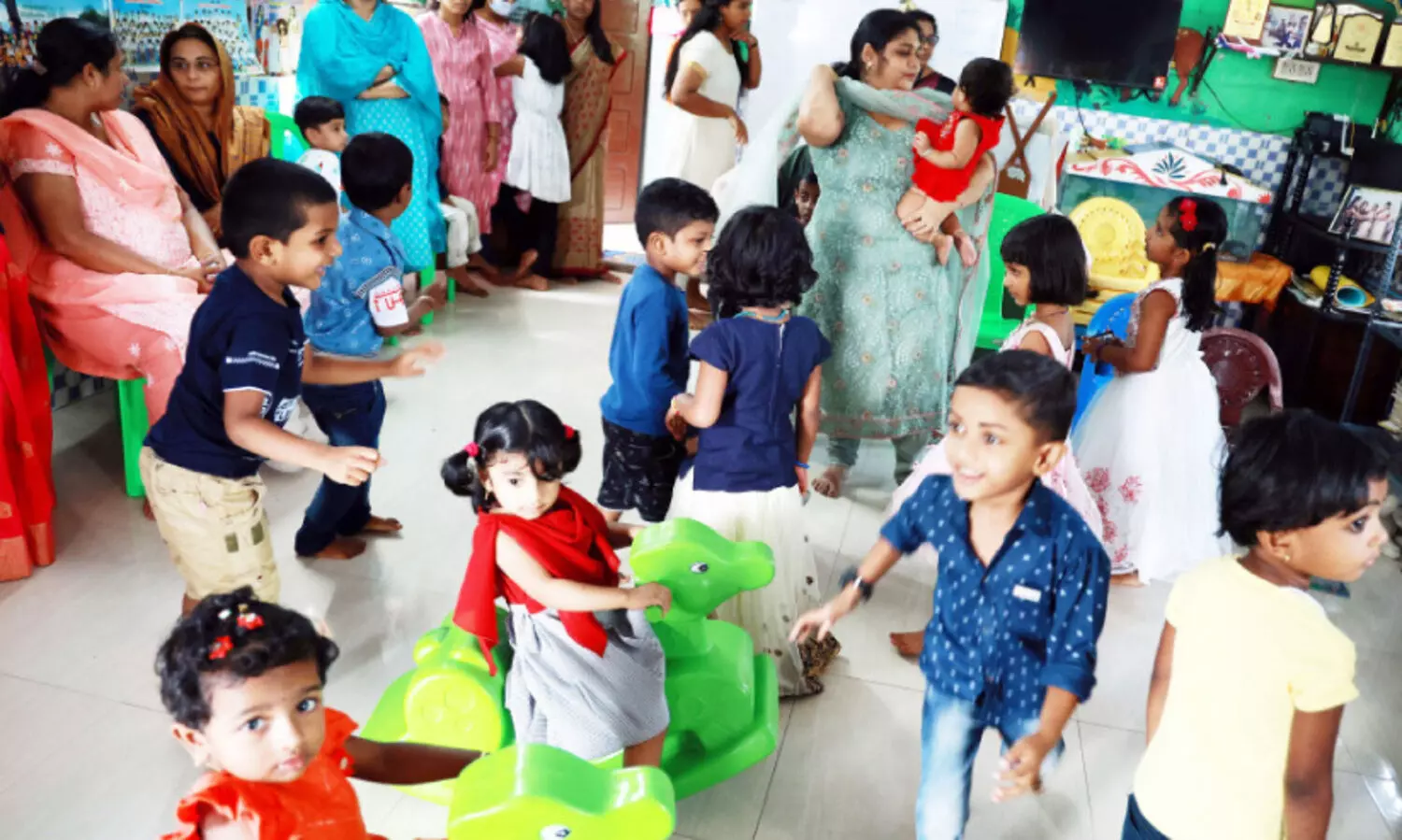 അവധിക്കാലത്തിന്​​ ലോങ്​ബെൽ  കുട്ടികൾ നാളെ സ്കൂളിലേക്ക്​...