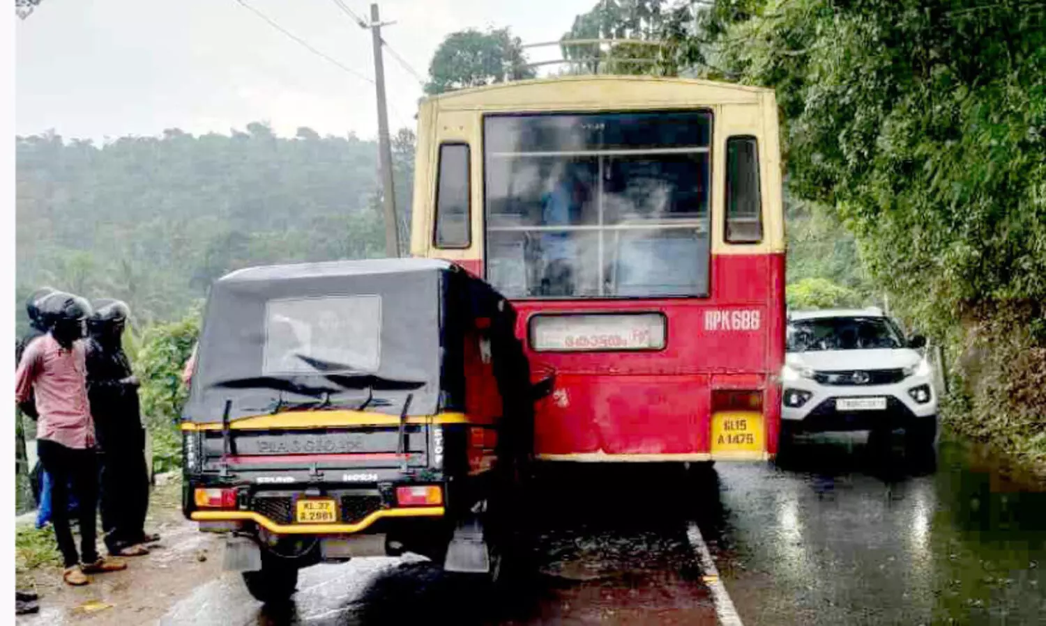 ബസിനുപിന്നിൽ ഓട്ടോയിടിച്ച് യാത്രക്കാരന് പരിക്ക്