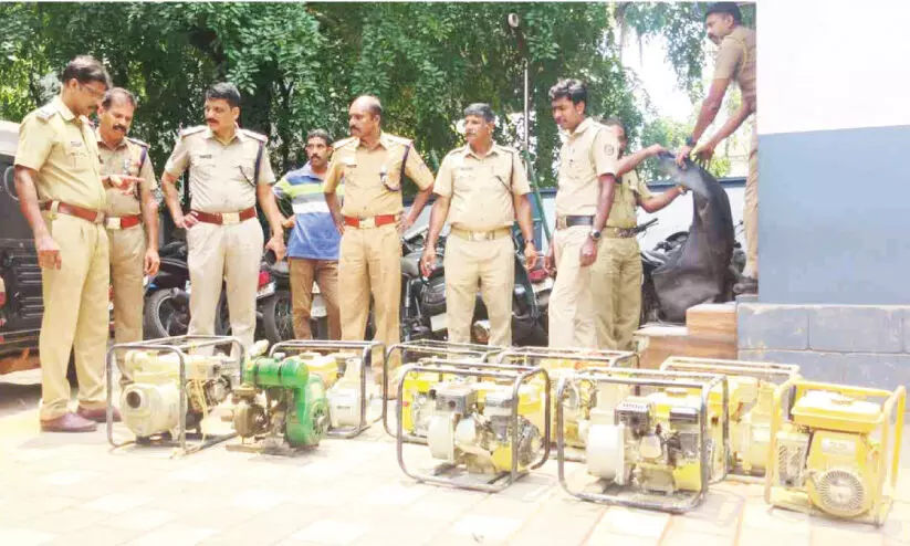 ചാലിയാറിൽ വ‍്യാപക ‘സ്വർണ ഖനനം’