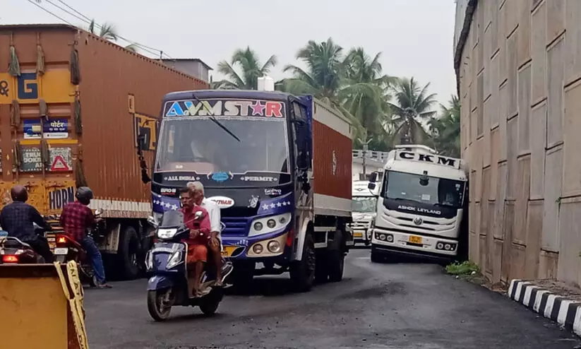 മുഴപ്പിലങ്ങാട് ദേശീയപാതയിൽ വീണ്ടും ലോറി കുടുങ്ങി ഗതാഗതക്കുരുക്ക്