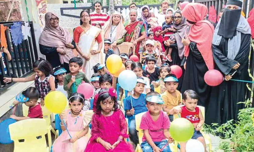 പുഞ്ചിരിച്ച്, കണ്ണുനിറഞ്ഞ് പുഞ്ചിരിച്ച്, കണ്ണുനിറഞ്ഞ്