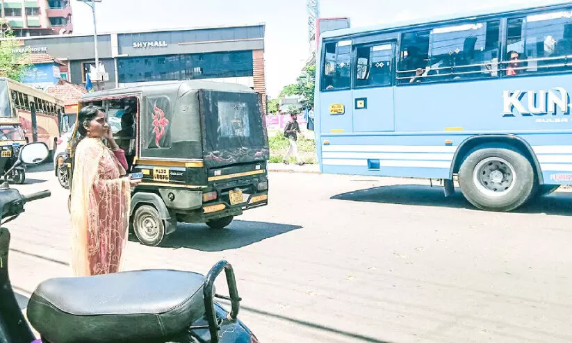 കാണാനില്ല’ സീബ്രാലൈനുകള് കാണാനില്ല’ സീബ്രാലൈനുകള്